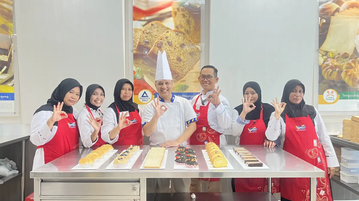 SERAP ILMU: Guru kuliner SMKN 3 Kediri saat mengikuti pelatihan di Bogasari Baking Center (BBC) Surabaya, pada 3–4 Juni 2026. (BOGASARI/RADAR SURABAYA)