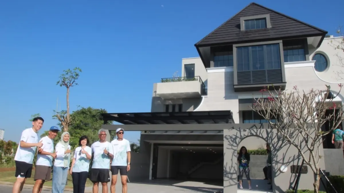 LAKE VIEW : Dari kanan: Kevyn Hadianto, Agung Krisprimandoyo, Febi Herawaty, Christine D Iguna, Sutoto Yakobus dan Lauw Hendra bersama-sama meninjau rumah contoh tipe Victoria di cluster Lake-View, CitraGarden yang membidik segmen premium di Sidoarjo. (Abdullah Munir/Radar Surabaya) 