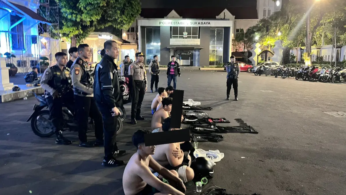 DIAMANKAN: Delapan orang diamankan diduga hendak tawuran di Jalan Banyu Urip, Surabaya.(IST/RADAR SURABAYA)