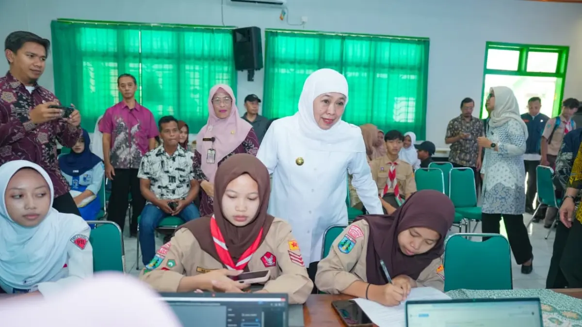 Gubernur Jawa Timur Khofifah Indar Parawansa meninjau pelaksanaan SPMB tingkat SMA. (IST)
