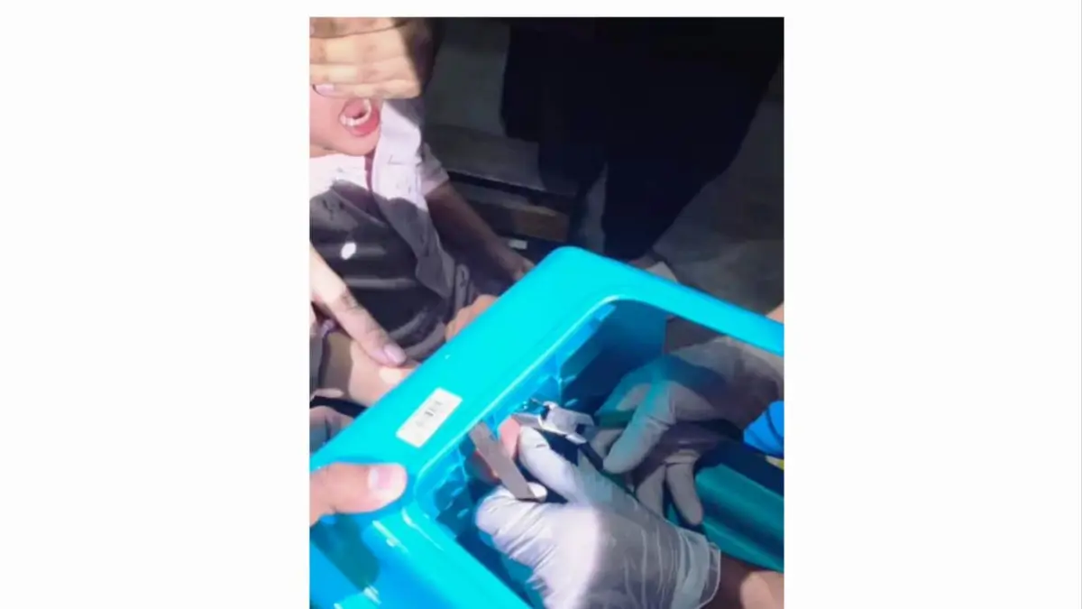 MENANGIS: Bocah harus datang ke kantor pemadam kebakaran dengan kursi plastik yang masih menempel di tangan.

