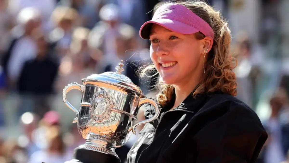 Mirra Andreeva tercatat sebagai juara termuda French Open sejak Monica Seles meraih gelar tersebut pada 1992.
Foto: (The Guardian/Teresa Suárez/EPA) 