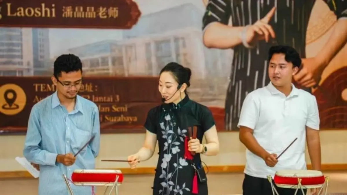 Pengenalan musik tradisional Tiongkok di kalangan mahasiswa Universitas Negeri Surabaya. (IST)