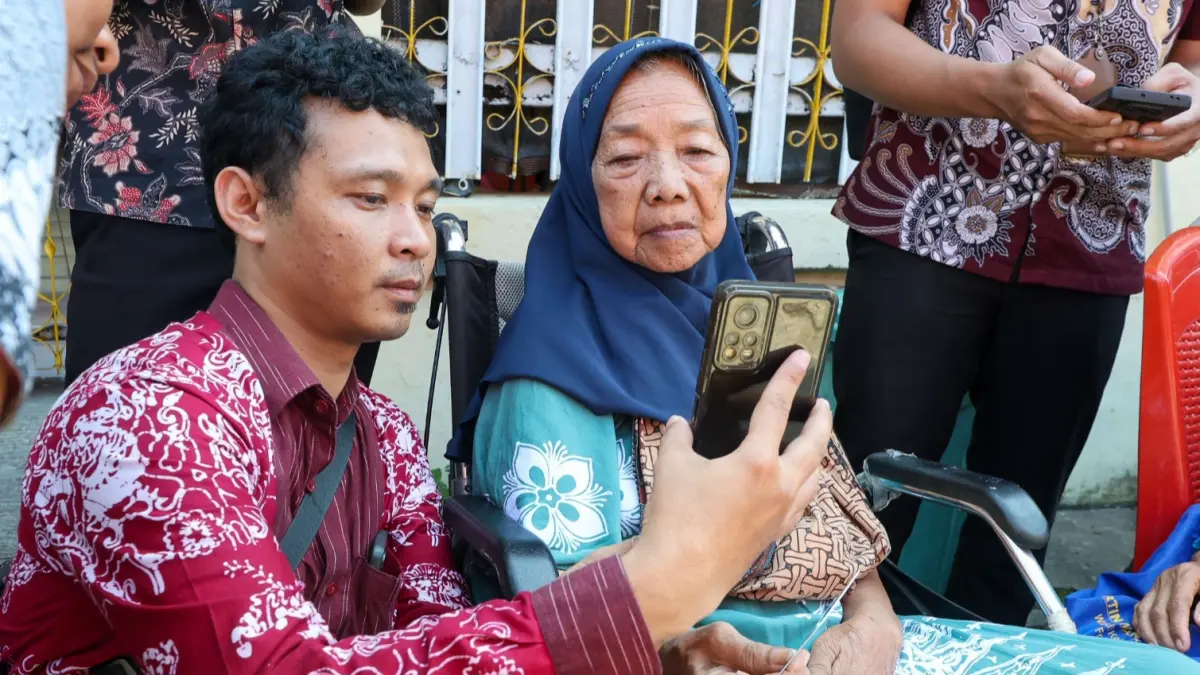 TEPAT SASARAN: Pemkot Surabaya menggunakan Perlinsos untuk verifikasi data penerima bansos di Surabaya agar lebih tepat sasaran.(IST/RADAR SURABAYA)