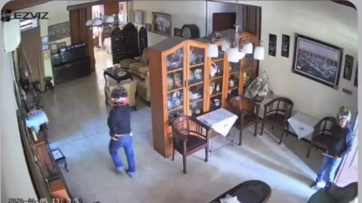 TEREKAM: Dua pelaku terekam CCTV saat masuk ke rumah mantan Wali Kota Surabaya Raden Soekotjo Sastrodinoto di Kawasan Tegalsari, Surabaya. (IST/RADAR SURABAYA)