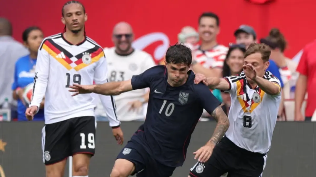 Tim nasional Amerika Serikat menghadapi Jerman pada sore hari yang panas dan sesekali diguyur hujan di Chicago.
Foto:(The Guardian/John Dorton/USSF/Getty Images). 