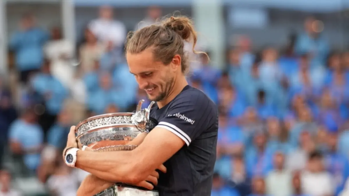 Alexander Zverev  memeluk trofi setelah memenangkan pertandingan final tunggal putra melawan Flavio Cobolli dari Italia pada turnamen tenis French Open di Paris, Minggu, 7 Juni 2026. (Foto AP/Christophe Ena).
