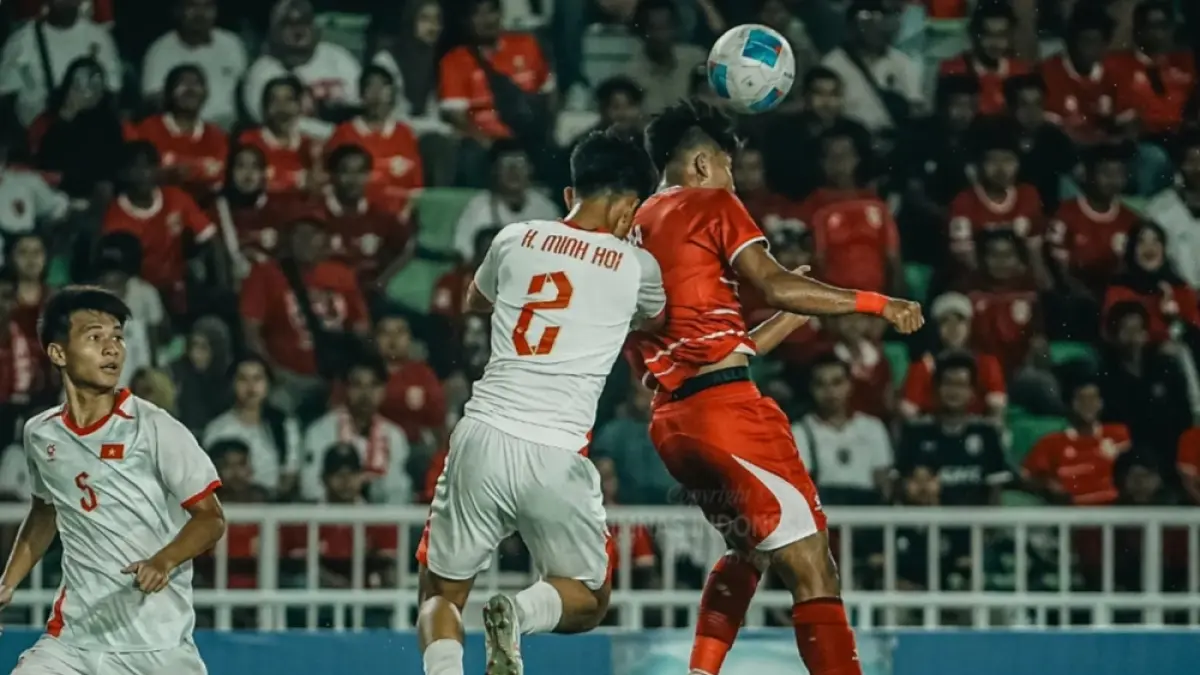 Duel udara pemain Indonesia vs Vietnam. (KitaGaruda) 