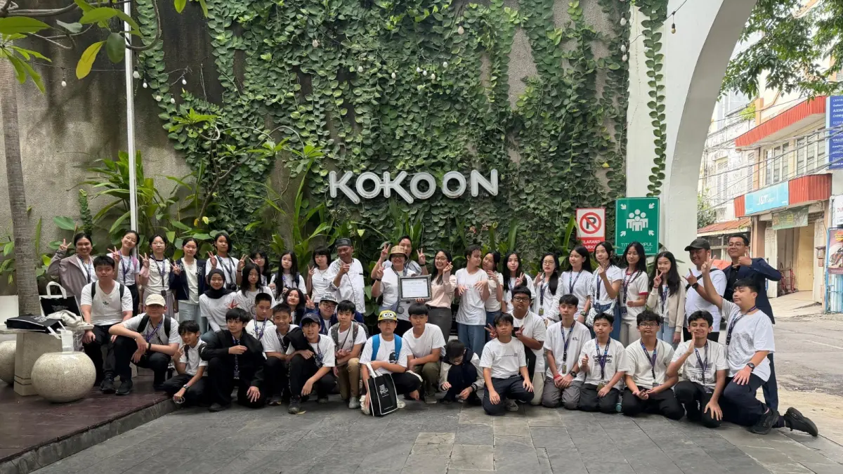 EDUKASI: Peserta walking tour sejarah usai menjelajah tempat-tempat ikonik di sekitar area Kokoon Hotel Surabaya. (IST)&nbsp;