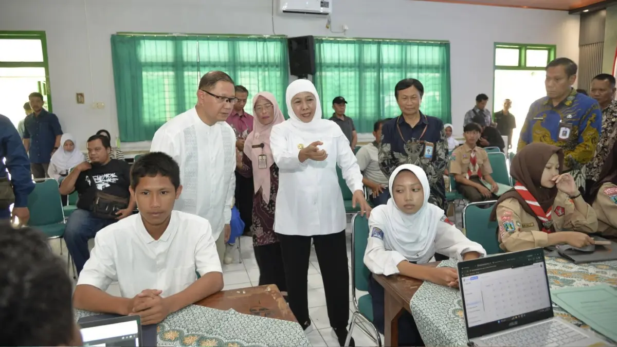 Gubernur Jawa Timur Khofifah Indar Parawansa meninjau pelaksanaan SPMB tingkat SMA negeri. (IST)