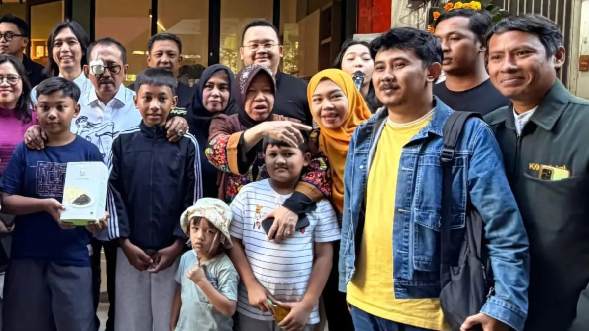 INSPIRATIF: Bu Aminah (tiga dari kanan) saat foto bersama Mantan Wali Kota Surabaya, Tri Rismaharini (empat dari kanan) di depan stan kuliner semanggi di Jalan Tunjungan, Surabaya. (IST/RADAR SURABAYA)