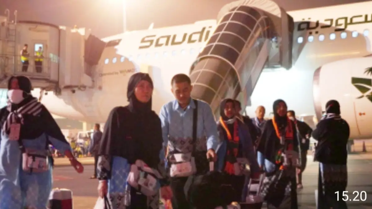  Jemaah haji tiba di tanah air usai menunaikan ibadah haji di Tanah Suci. Para jemaah terlebih dahulu singgah di Asrama Haji Surabaya sebelum diteruskan ke daerah masing-masing.(Rahmat Sudrajat) 