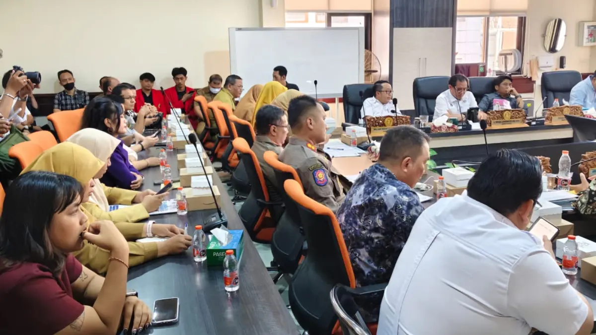 KOORDINASI: DPRD Surabaya melaksanakan rapat dengan pendapat usai ditemukan dugaan eksploitasi anak di tempat spa wilayah Surabaya.(IST/RADAR SURABAYA)