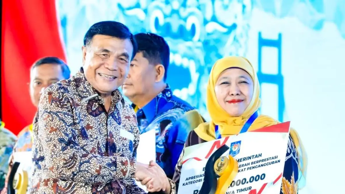 Menko Polkam Djamari Chaniago memberikan penghargaan kepada Gubernur Jatim Khofifah Indar Parawansa. Jawa Timur menjadi provinsi terbaik kategori penurunan tingkat kemiskinan tertinggi. (IST) 