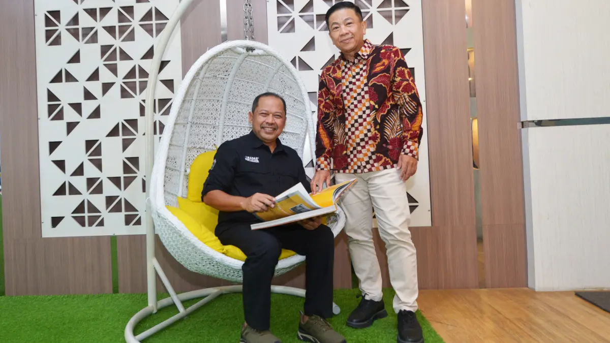 NYAMAN: Direktur Radar Surabaya Lilik Widyantoro (duduk) bersama Rektor Universitas Surabaya Dr. Ir. Benny Lianto di salah satu sudut ruang perpustakaan Kampus Ubaya. (ANDY SATRIA/RADAR SURABAYA)
