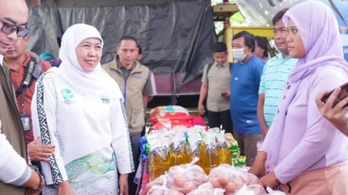 Pemerintah Provinsi Jawa Timur terus memperkuat langkah pengendalian inflasi sekaligus menjaga daya beli masyarakat, salah satunya dengan menggelar pasar murah. (Biro Adpim) 