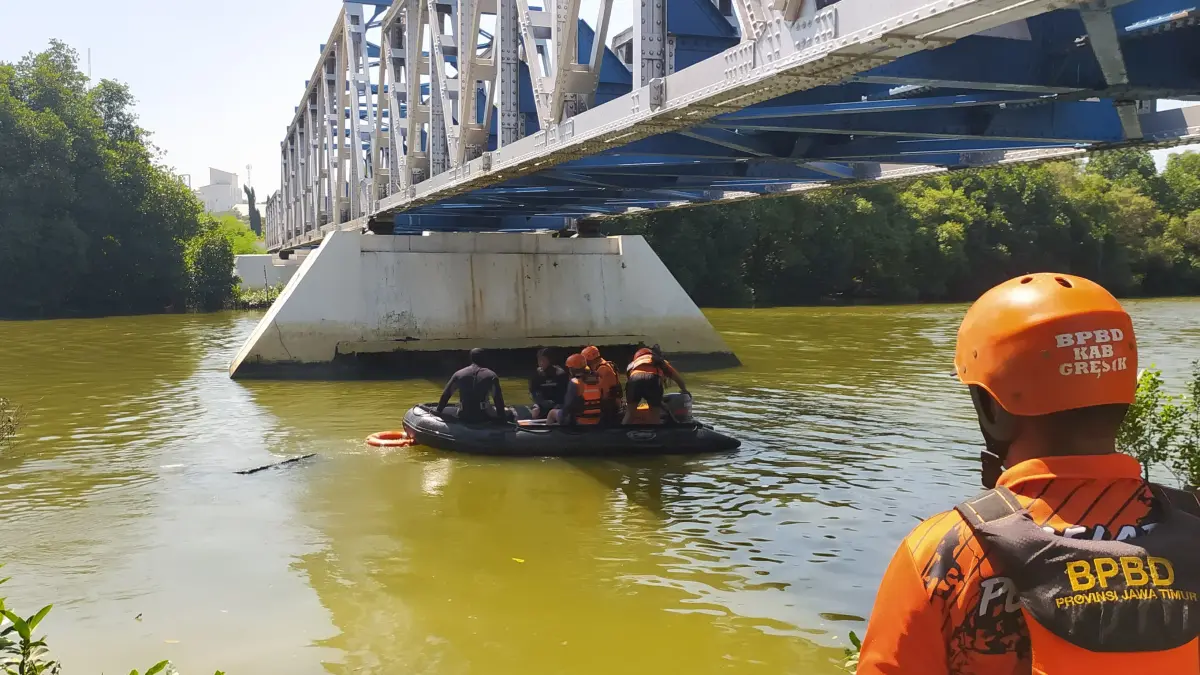 PENCARIAN: Petugas gabungan saat melakukan pencarian korban pemancing yang tenggelam di Sungai Romokalisari, Surabaya.(IST/RADAR SURABAYA)