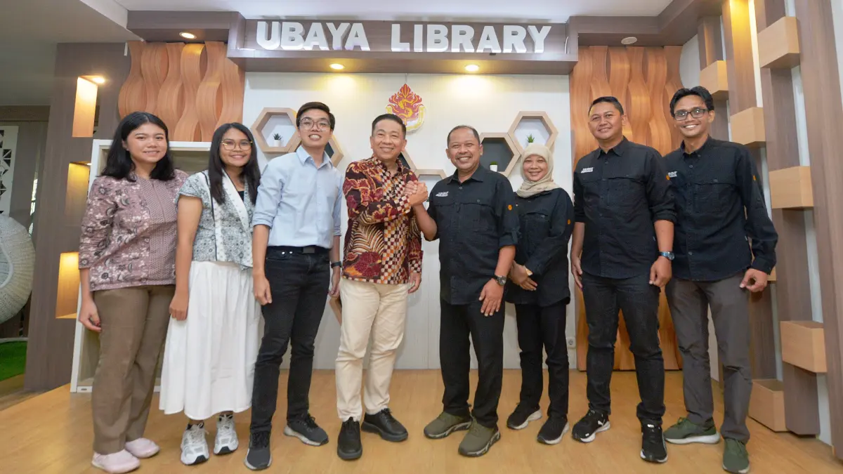 PERKUAT SINERGI: Direktur Radar Surabaya Lilik Widyantoro (empat dari kanan) bersama jajaran manajemen disambut Rektor Universitas Surabaya Dr. Ir. Benny Lianto saat audiensi di Kampus Ubaya, Tenggilis, Senin (8/6). (ANDY SATRIA/RADAR SURABAYA)