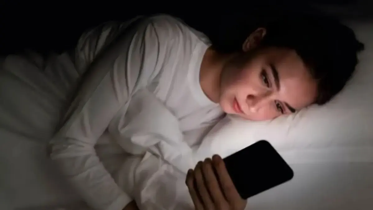 Scrolling media sosial di malam hari memengaruhi kebiasaan tidur Gen Z. Foto: Ist.