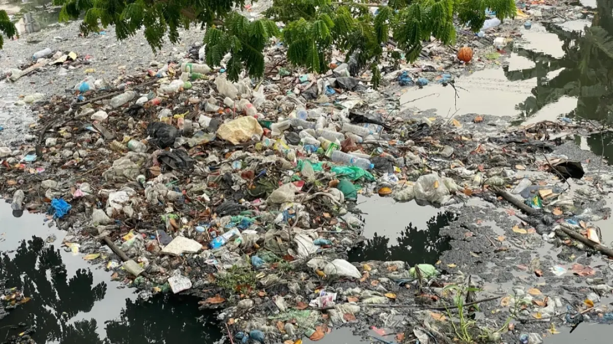 Tumpukan sampah di sungai menjadi salah satu gambaran nyata persoalan lingkungan yang masih membutuhkan perhatian serius. (Rahmat Sudrajat) 