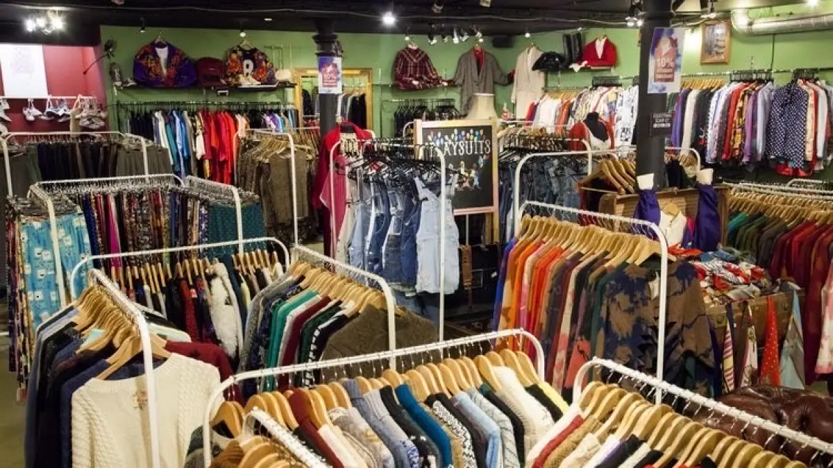 Antusiasme Gen Z tampak saat berburu pakaian bekas di toko thrifting. Foto: Ist.
