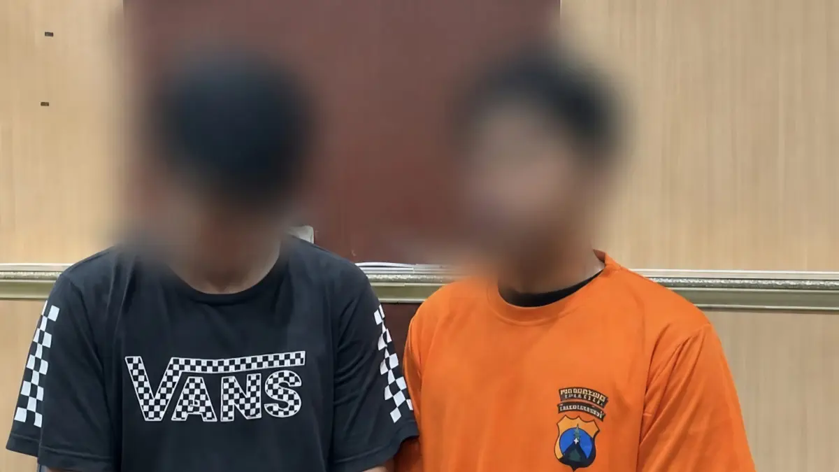 DIRINGKUS: Dua pelaku pembacokan pemuda di Dinoyo, Surabaya, saat ditangkap polisi. Salah satu pelaku mengaku membacok korban karena cemburu dan kalah duel.(IST/RADAR SURABAYA)