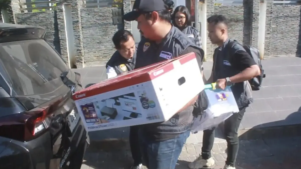 DISITA: Kortas Tipikor Polri mambawa tiga kontainer berisi dokumen dari rumah Dirut PT Multinas, Jalan Galaxy Bumi Permai, Surabaya, terkait korupsi PG Assembagoes Situbondo. (MAHRUS/RADAR SURABAYA)