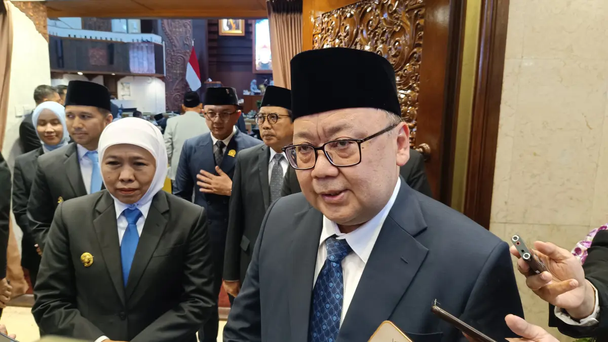 KEBERHASILAN: Direktur Jenderal PKN V BPK RI, Widhi Widayat (kanan), dan Gubernur Jatim Khofifah di Gedung DPRD Jatim. Pemprov Jatim kembali terima Opini WTP 11 kali dari BPK RI.(IST/RADAR SURABAYA)