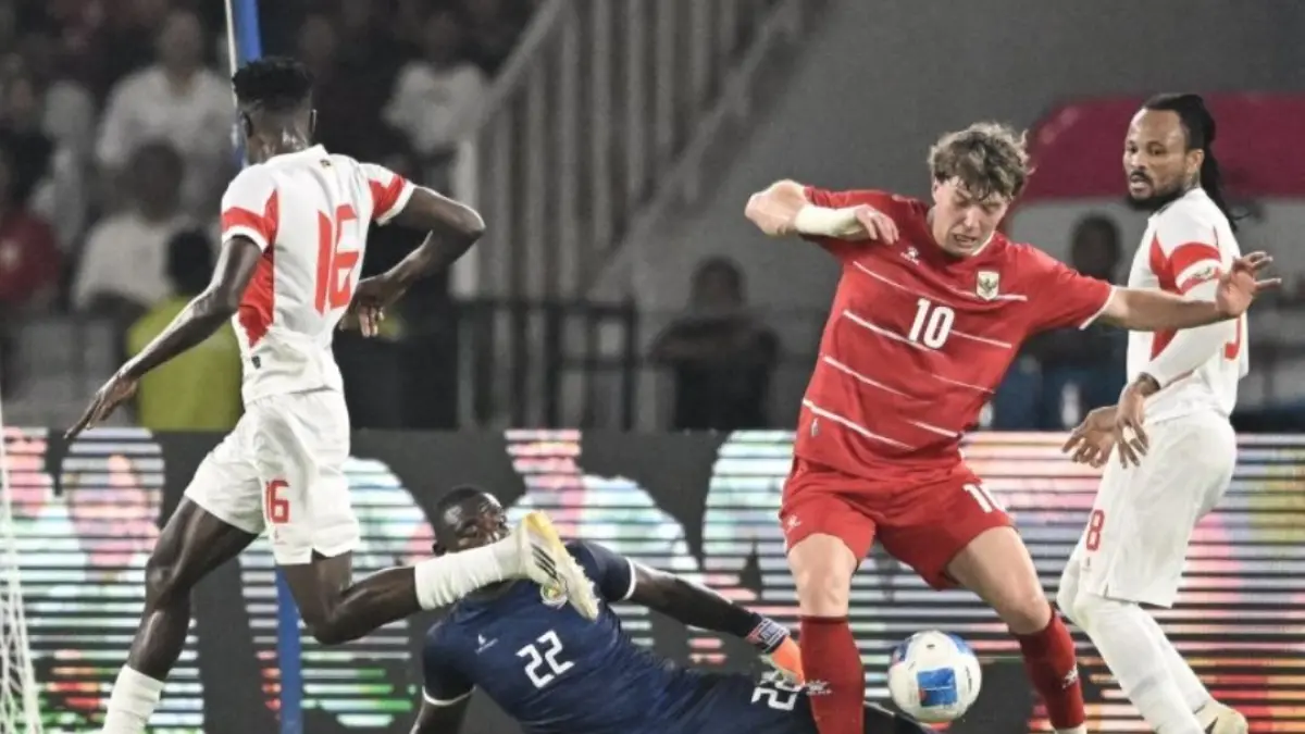 Ole Romeny  mencoba melewati adangan kiper Mozambik Ivane Carminio Francisco Oficial Urrubal  pada laga persahabatan internasional FIFA di Stadion Utama Gelora Bung Karno (SUGBK), Senayan, Jakarta, Selasa (9/6). (ANTARA FOTO/M Risyal Hidayat)
