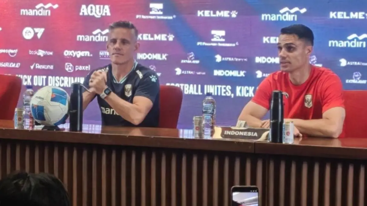 Pelatih tim nasional Indonesia John Herdman (kiri) memberikan keterangan dalam konferensi pers jelang laga FIFA Match Day melawan Mozambik di Jakarta, Senin (8/6/2026). (ANTARA/Aloysius Lewokeda) 