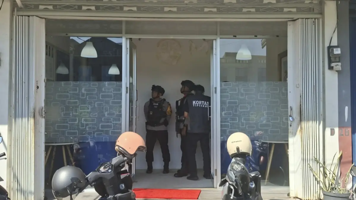 PENCARIAN: Kortas Tipidkor Polri saat menggeledah kantor di Ruko Klampis Megah, Surabaya. Ini terkait kasus korupsi di PG Asembagus Situbondo.(MAHRUS/RADAR SURABAYA)
