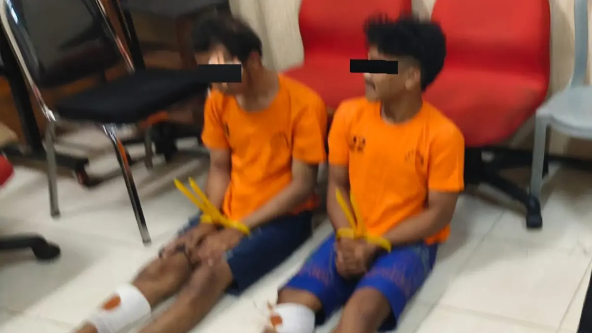 DIAMANKAN: Dua pelaku jambret HP ini dikejar korban dan tertangkap di Jalan Ambengan, Surabaya. (IST/RADAR SURABAYA)