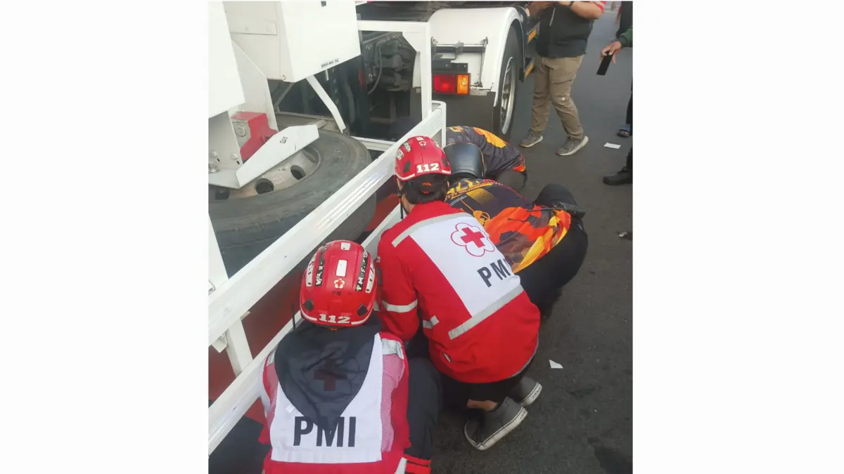 EVAKUASI: Korban penumpang sepeda motor saat dievakuasi di bawah truk tangki di simpang empat Jalan Karang Tembok, Surabaya. (IST/RADAR SURABAYA)