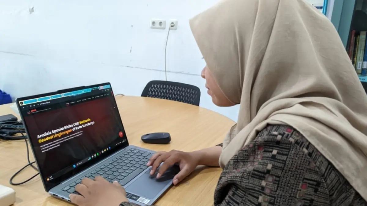 Mahasiswa ITS mengembangkan sistem berbasis WebGIS dan machine learning untuk memetakan risiko DBD di Surabaya secara lebih akurat. (Rahmat Sudrajat) 