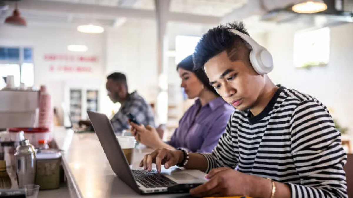 Musik menjadi salah satu pendamping favorit Gen Z saat belajar dan bekerja karena membantu menjaga fokus selama beraktivitas. Foto: Ist.