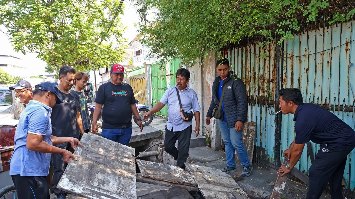 Petugas gabungan membongkar lapak PKL di Jalan Gembong Tebasan Surabaya. Kawasan itu selama ini dijadikan lapak pedagang pakaian bekas. (IST)