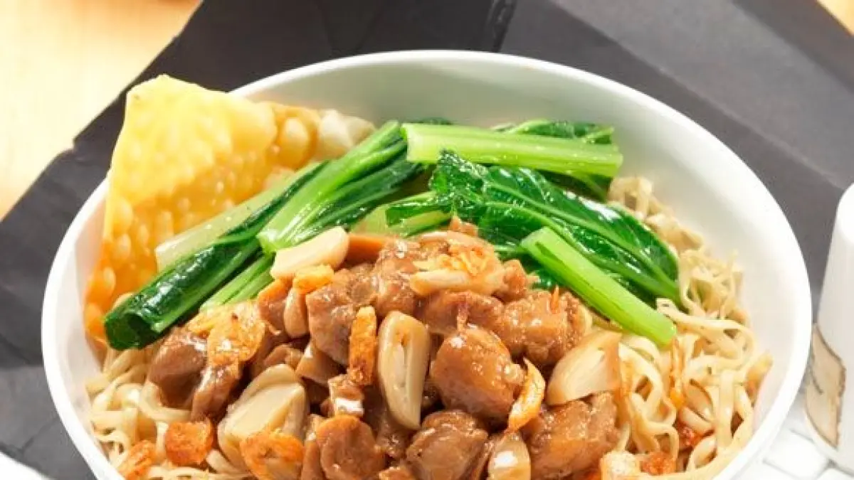 Sering menjadi opsi pilihan orang ketika bingung akan memakan apa, alasan kenapa mie ayam digemari banyak orang. Foto: Ist.