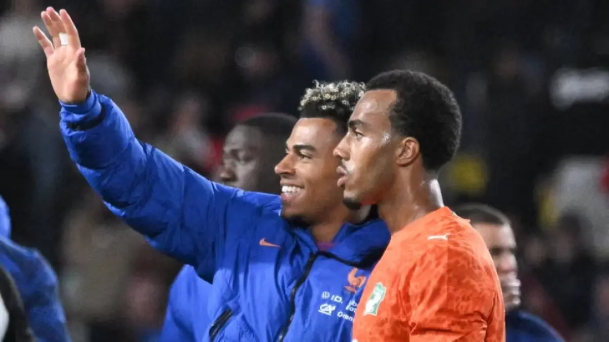 Desire Doue (kiri) memperkuat Les Bleus Prancis, dan kakaknya, Guela Doue yang menjadi andalan Pantai Gading. (The Guardian) 