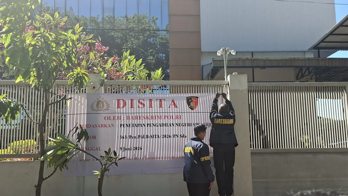 DISITA: Sebuah pabrik pengolahan emas di kawasan Industri Berbek, Waru, Sidoarjo, disita Dittipedksus Bareskrim Polri, Kamis (11/6).(MAHRUS/RADAR SURABAYA)