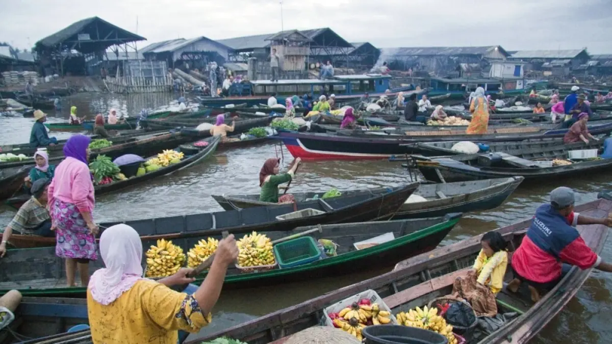 Aktivitas masyarakat di sungai yang sejak masa lampau menjadi jalur transportasi dan pusat kehidupan Banua. Foto: Ist.