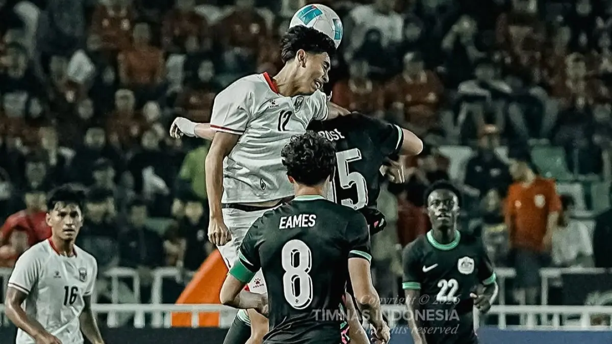 Duel udara pemain Indonesia vs Australia di babak semifinal Piala AFF U-19. (IG Timnas Indonesia) 