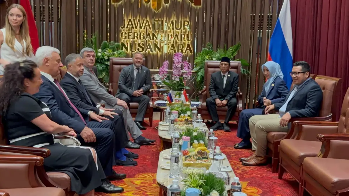 KOORDINASI: DPRD Jatim saat menerima kunjungan rombongan Chairman of The Legislative Assembly of St Petersburg. Kunjungan ini membahas berbagai kerja sama.(IST/RADAR SURABAYA)