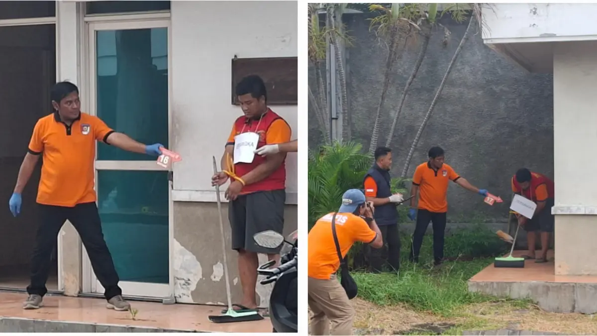 MEMPERAGAKAN: Tersangka Oktio saat mempergakan adegan saat rekontruksi kasus pembunuhan satpam di Jalan Sukomanunggal Jaya, Surabaya.(MAHRUS/RADAR SURABAYA )&nbsp;