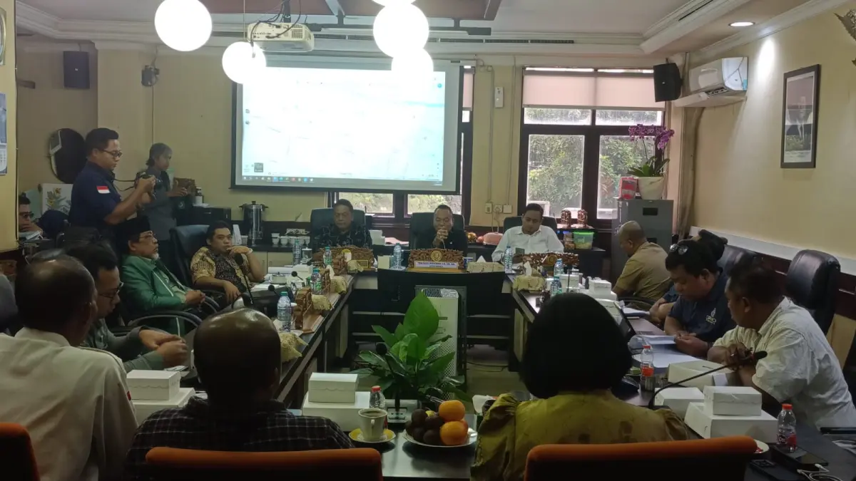 MUSYAWARAH: Komisi A DPRD Surabaya saat membahas manfaat ruilslag tanah ganjaran di Sumur Welut untuk warga.(IST/RADAR SURABAYA)