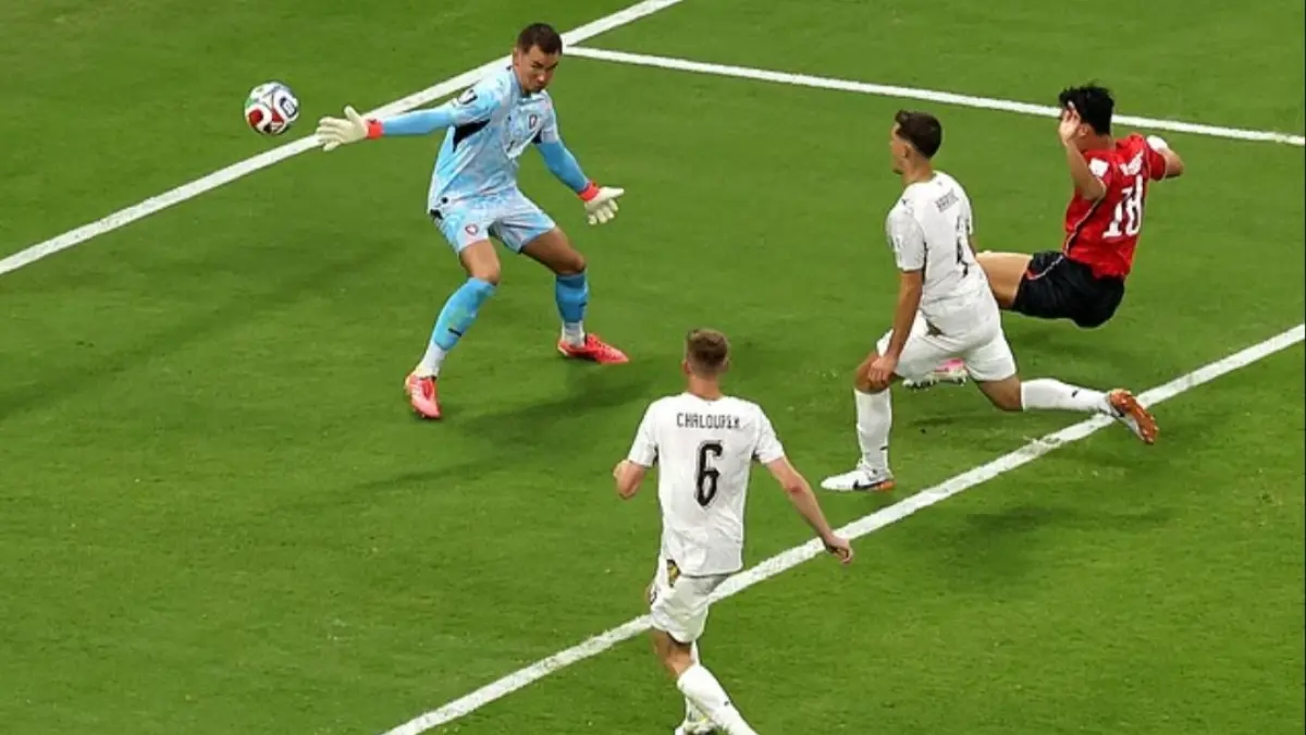 Oh Hyeon-gu (kanan) mencetak gol penentu kemenangan pada menit-menit akhir untuk Korea Selatan dalam laga pembuka Piala Dunia mereka. (Dailymail) 