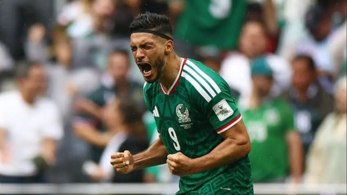 Raul Jimenez tidak mampu menahan emosinya setelah mencetak gol pertamanya di ajang Piala Dunia. (Dailymail) 