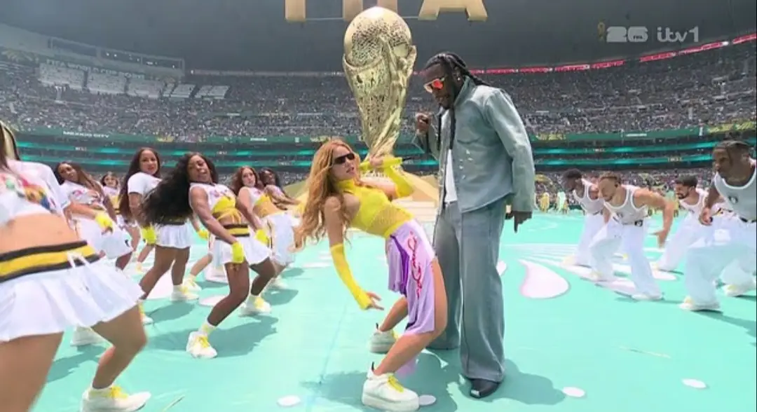 Shakira berduet dengan Burna Boy untuk membawakan lagu "Dai Dai", yang menjadi lagu resmi Piala Dunia FIFA 2026. (Dailymail) 