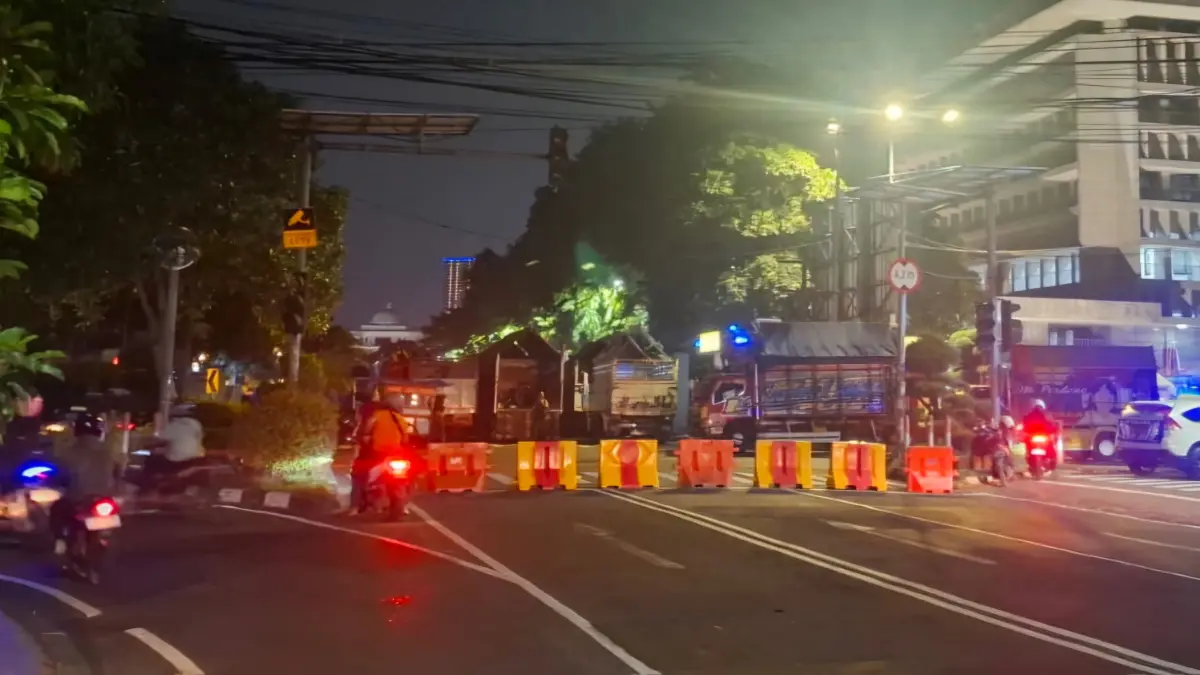 ANTISIPASI: Polrestabes Surabaya melaksanakan penyekatan di sejumlah titik saat malam 1 Suro untuk mengantisipasi konvoi massa perguruan silat.(ILUSTRASI/RADAR SURABAYA)