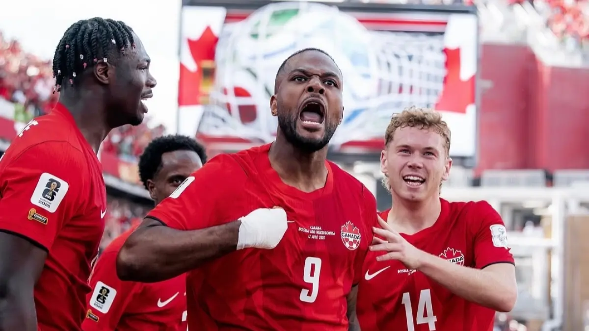 Cyle Larin (tengah) jadi pahlawan Kanada si laga perdana Piala Dunia 2026.(Sportmole) 