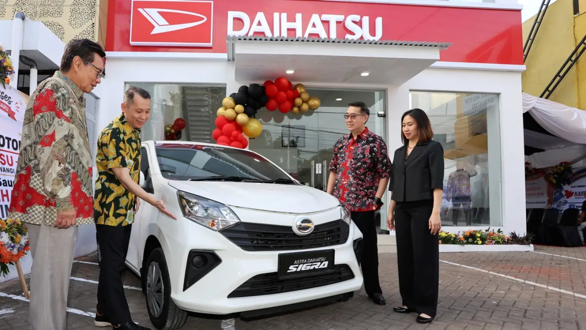 DAIHATSU PERKUAT DAERAH PENYANGGA: Chief Executive  PT Astra International Tbk Daihatsu Sales Operation (AI-DSO), Fredy Handjaja (kedua kiri) berbincang  dengan  Founder Karunia Motor Setiono Sutanto (kiri), Operation Director Franciscus T Nugraha  (kedua kanan) dan Finance Director Vania Sutanto  saat peresmian lokasi baru diler  Karunia Motor Daihatsu   Banyuwangi,  Jawa Timur, Jumat (12/6). (ABDULLAH MUNIR/RADAR SURABAYA)